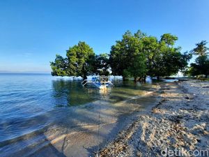 Foto:  Pantai Pasir Putih itu Bernama Paropa Kilo