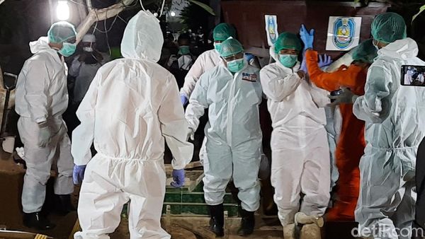 Potret Pemakaman Bupati Situbondo Dadang Wigiarto