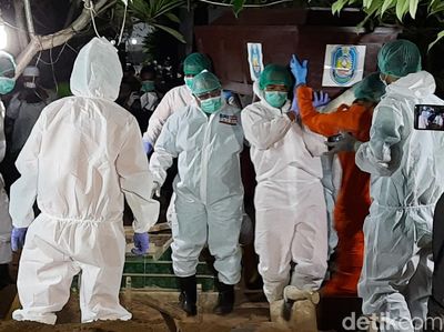 Potret Pemakaman Bupati Situbondo Dadang Wigiarto