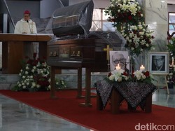 Misa Requiem dan Penghormatan Terakhir Guru Besar Unpar Benedictus
