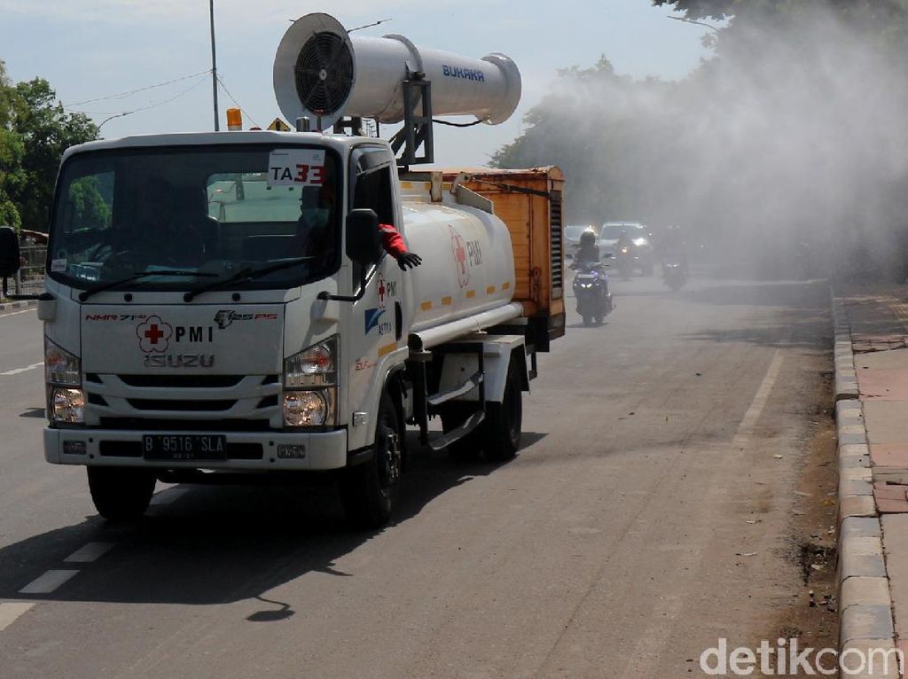 PMI DKI Makin Gencar Lakukan Penyemprotan Disinfektan PMI DKI Makin Gencar Lakukan Penyemprotan Disinfektan