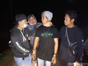 Pria Ini Ngamuk Pakai Cangkul Usai Pergoki Kakak Zina dengan Pria Beristri