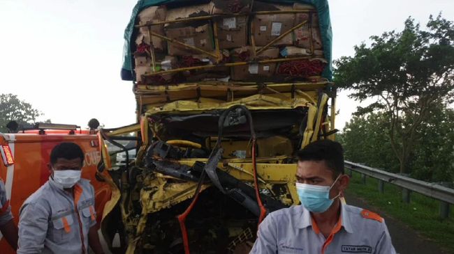 Truk Pengangkut Cabai Tabrak Fuso di Tol Cipali Subang, 2 Orang Tewas Truk Pengangkut Cabai Tabrak Fuso di Tol Cipali Subang, 2 Orang Tewas