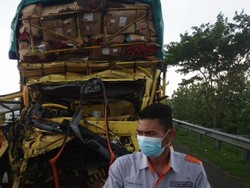 Truk Pengangkut Cabai Tabrak Fuso di Tol Cipali Subang, 2 Orang Tewas