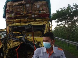 Truk Pengangkut Cabai Tabrak Fuso di Tol Cipali Subang, 2 Orang Tewas Truk Pengangkut Cabai Tabrak Fuso di Tol Cipali Subang, 2 Orang Tewas