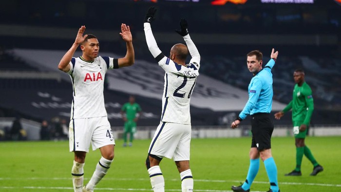 LONDON, ENGLAND - NOVEMBER 26: Lucas Moura of Tottenham Hotspur (right) celebrates with Carlos Vinicius of Tottenham Hotspur after scoring his teams fourth goal during the UEFA Europa League Group J stage match between Tottenham Hotspur and PFC Ludogorets Razgrad at Tottenham Hotspur Stadium on November 26, 2020 in London, England. Sporting stadiums around the UK remain under strict restrictions due to the Coronavirus Pandemic as Government social distancing laws prohibit fans inside venues resulting in games being played behind closed doors. (Photo by Clive Rose/Getty Images)