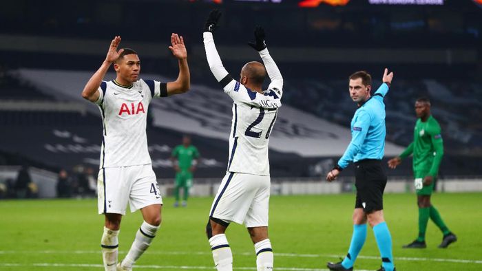 Tottenham Hotspur LONDON, ENGLAND - NOVEMBER 26: Lucas Moura of Tottenham Hotspur (right) celebrates with Carlos Vinicius of Tottenham Hotspur after scoring his teams fourth goal during the UEFA Europa League Group J stage match between Tottenham Hotspur and PFC Ludogorets Razgrad at Tottenham Hotspur Stadium on November 26, 2020 in London, England. Sporting stadiums around the UK remain under strict restrictions due to the Coronavirus Pandemic as Government social distancing laws prohibit fans inside venues resulting in games being played behind closed doors. (Photo by Clive Rose/Getty Images)