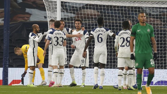 Tottenhams Carlos Vinicius, 4th from left, celebrates with team mates after scoring the opening goal during a Group J Europa League soccer match and between Tottenham Hotspur and Ludogorets at the Tottenham Hotspur stadium in London, England, Thursday Nov. 26, 2020. (Ian Kington/Pool via AP)