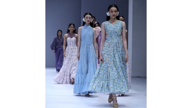 Models walk the runway of Jakarta Fashion Week x Mandiri Private Present Tribute to Barli Asmara show during Jakarta Fashion Week 2021 in Senayan City, Jakarta.
