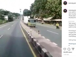 Truk Mundur dan Berhenti karena Tabrak Lampu Jalan, Pengemudi Lihai?