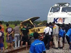 Truk Terbelah Setelah Tertabrak KA di Jombang, Sopir dan Kernet Tewas