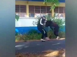 Awal Mula Remaja Putri Duel di Got Ternyata Gegara Story WA