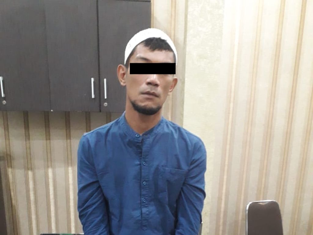 5 Fakta Geger Ketua FPI di Sumut Unggah Foto Hoax Mega Gendong Jokowi 5 Fakta Geger Ketua FPI di Sumut Unggah Foto Hoax Mega Gendong Jokowi