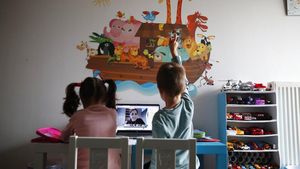 Melihat Sekolah Online di Yunani