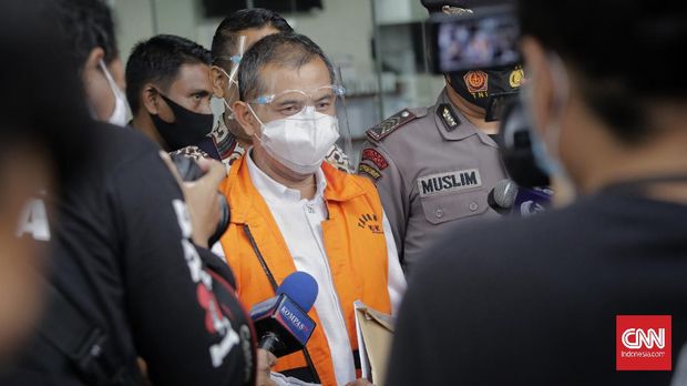 Tersangka kasus dugaan suap perizinan pengembangan Rumah Sakit Kasih Bunda Cimahi, Walikota Cimahi Ajay Muhammad Priatna usai menjalani pemeriksaan di gedung KPK. Jakarta, Sabtu, 28 November 2020.
