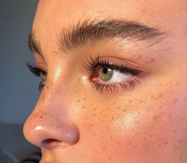 Aplikasikan sculpting wax untuk menahan bentuk alis/Foto: Pinterest/mujerdeten Langkah mudah membuat feathery brows