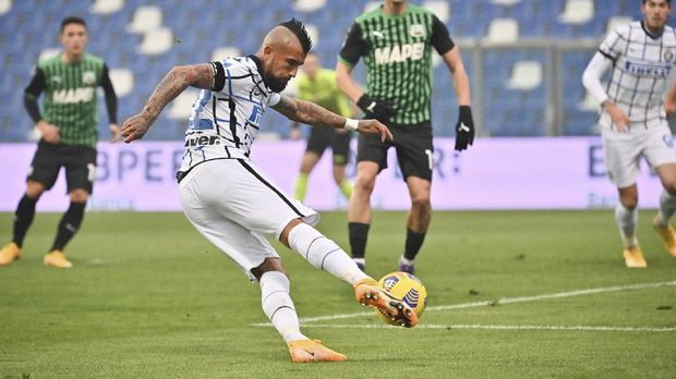 Inter's Arturo Vidal scores his team's second goal during the Italian Serie A soccer match between Sassuolo and Inter Milan at Mapei Stadium in Reggio Emilia, Italy, on Saturday, November 28, 2020 (Massimo Paolone / LaPresse via AP)