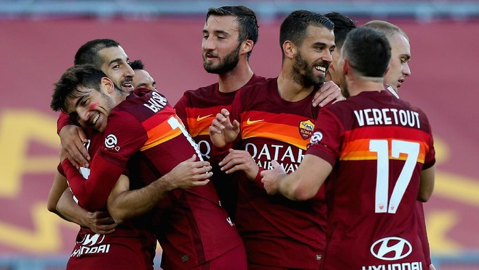 ROME, ITALY - NOVEMBER 22:  Henrikh Mkhitaryan with his teammates of AS Roma celebrates after scoring the teams second goal during the Serie A match between AS Roma and Parma Calcio at Stadio Olimpico on November 22, 2020 in Rome, Italy.  (Photo by Paolo Bruno/Getty Images)