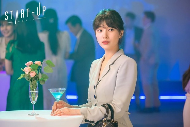 Bae Suzy dengan Skirt Suit
