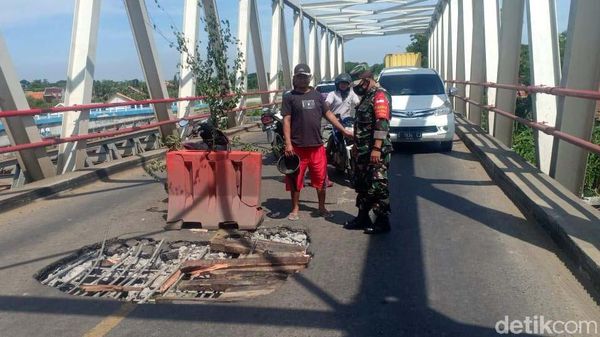 Begini Kondisi Lantai Jembatan Poncol yang Ambrol