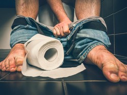 6 Penyebab Keluar Darah saat BAB, Ambeien hingga Kanker Usus