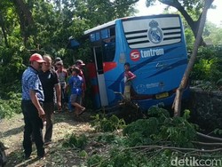 Bus Jurusan Malang Oleng Masuk Parit Hindari Pesepeda, 1 Orang Tewas