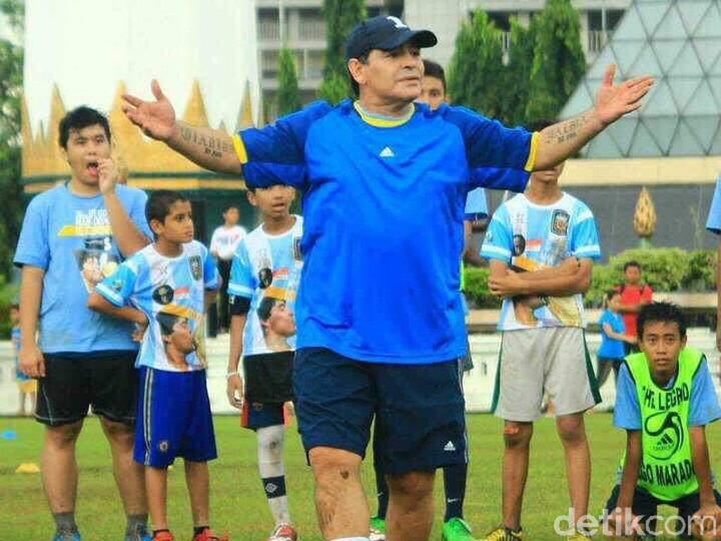 Cerita Maradona Minta Sepatu dan Kaus saat Coaching Clinic di Surabaya Cerita Maradona Minta Sepatu dan Kaus saat Coaching Clinic di Surabaya