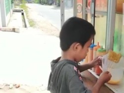 Demi Bantu Ibunya yang Sakit, Bocah Kembar Ini Jualan Cilor