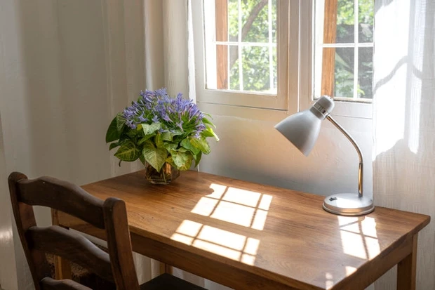 Dekorasi ruang kerja wfh taruh meja dekat jendela agar cahaya masuk/freepik.com