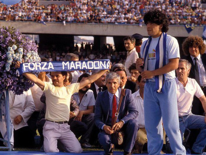 Diego Maradona saat diperkenalkan sebagai pemain Napoli