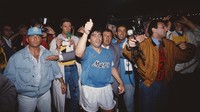 Diego Maradona seperti dewa untuk warga kota Naples. Ada nyanyian dengan lirik: Oh mama mama mama. Sai perche mi batte il Corazon?. Ho visto Maradona. Ho visto Maradona. Oh mama inamorato sono. (Foto: Getty Images/Getty Images)