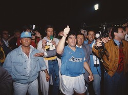 Diego Maradona seperti dewa untuk warga kota Naples. Ada nyanyian dengan lirik: Oh mama mama mama. Sai perche mi batte il Corazon?. Ho visto Maradona. Ho visto Maradona. Oh mama inamorato sono. (Foto: Getty Images/Getty Images)