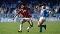Ini adalah aksi Diego Maradon saat berhadapan dengan Ruud Gullit. (Foto: Getty Images/Getty Images)