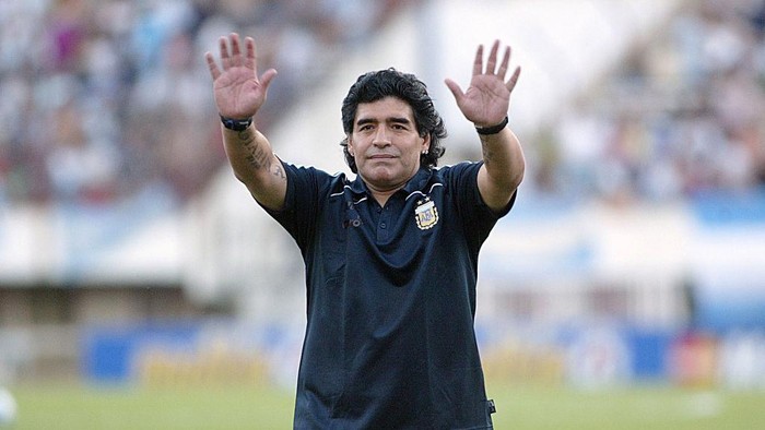 BUENOS AIRES, BUENOS AIRES - MARCH 28: Argentine manager Diego Maradona waves to the fans prior to the 2010 FIFA World Cup South African qualifier match between Argentina and Venezuela at River Plate Stadium on March 28, 2009 in Buenos Aires, Argentina.  (Photo by Photogamma/Getty Images)