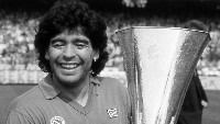Maradona juga mempersembahkan trofi Piala UEFA untuk Napoli. (Foto: Twitter @rogbennett)