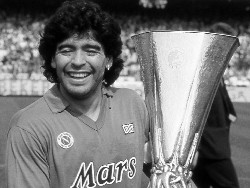 Maradona juga mempersembahkan trofi Piala UEFA untuk Napoli. (Foto: Twitter @rogbennett)