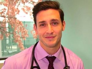 Potret Dokter Terseksi yang Dibilang Munafik karena Party Saat Pandemi