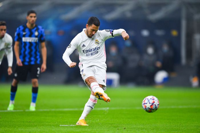 Eden Hazard MILAN, ITALY - NOVEMBER 25: Eden Hazard of Real Madrid scores their teams first goal from the penalty spot during the UEFA Champions League Group B stage match between FC Internazionale and Real Madrid at Stadio Giuseppe Meazza on November 25, 2020 in Milan, Italy. Football Stadiums around Europe remain empty due to the Coronavirus Pandemic as Government social distancing laws prohibit fans inside venues resulting in fixtures being played behind closed doors. (Photo by Valerio Pennicino/Getty Images)
