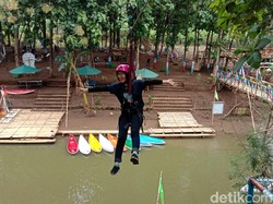 Uji Nyali Naik Flying Fox Melintasi Sungai di Kudus