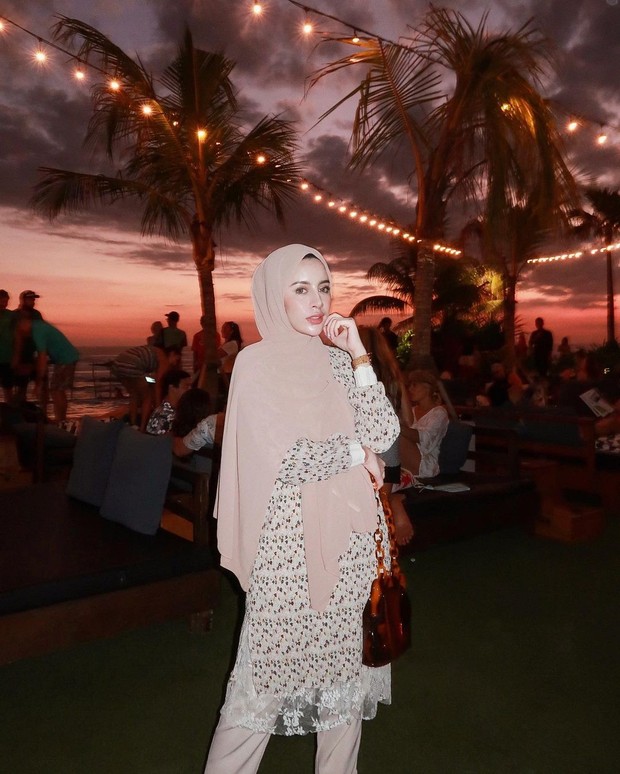 Foto: instagram.com/aghniapunjabi Warna hijab untuk wajah lebih glowing.