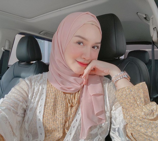 Foto: instagram.com/melodyprima Warna hijab untuk wajah lebih glowing.