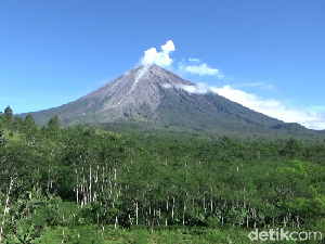Gunung Semeru Muntahkan Lava Pijar Gunung Semeru Muntahkan Lava Pijar