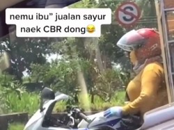 Emak-emak Tukang Sayur Naik CBR Ngebut 100 Km/Jam