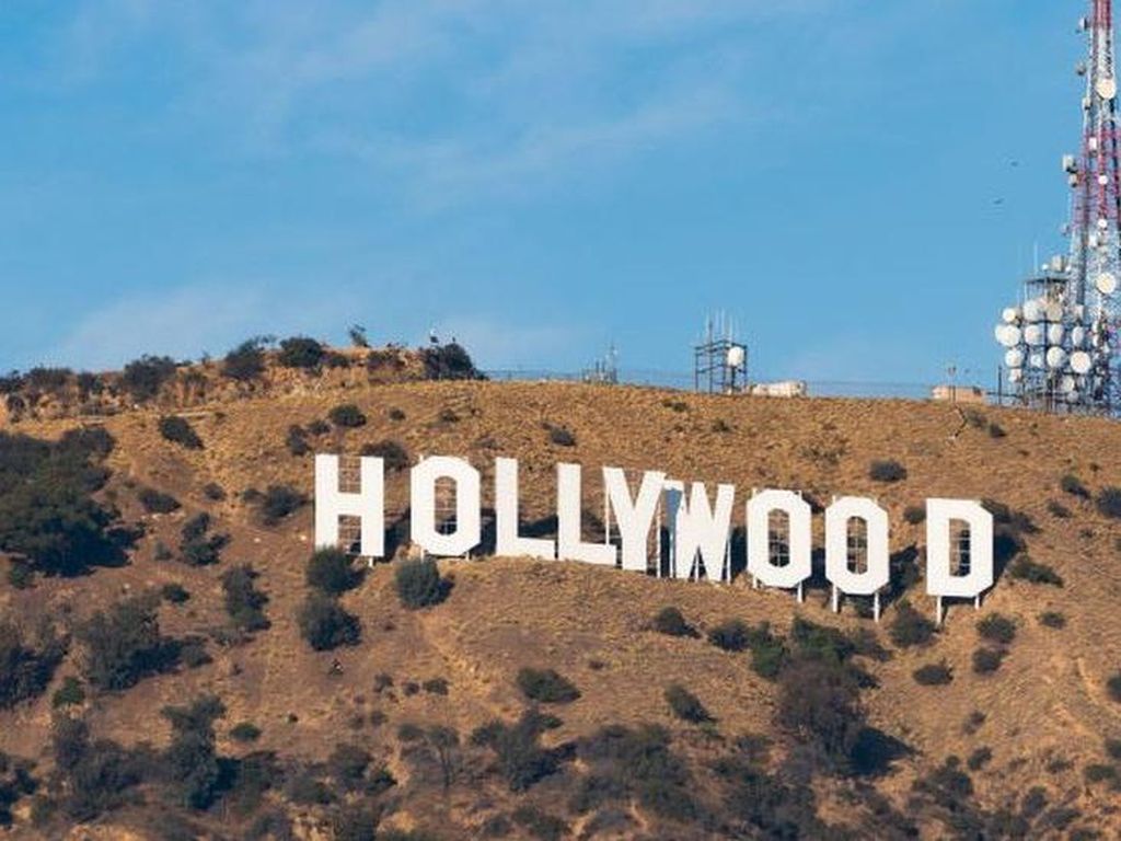 Para Selebriti Hollywood Berebut Vaksin COVID-19 Para Selebriti Hollywood Berebut Vaksin COVID-19