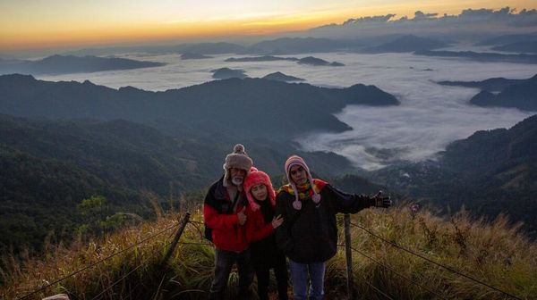 Indahnya Matahari Terbit dari Pegunungan Phu Chi Fa Thailand