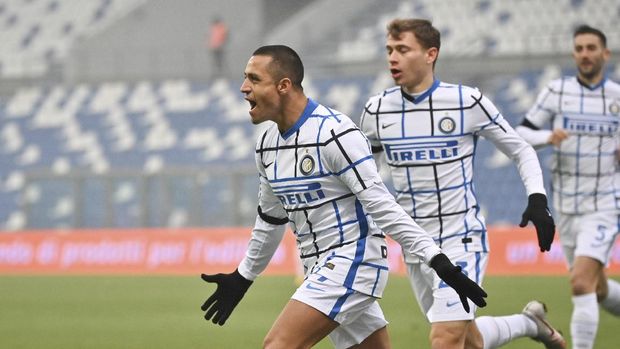 Alexis Sánchez of Inter Milan celebrates after scoring during the Serie A soccer match between Sassuolo and Inter Milan at Mapei Stadium in Reggio Emilia, Italy, on Saturday, November 28, 2020 (Massimo Paolone / LaPresse via AP )