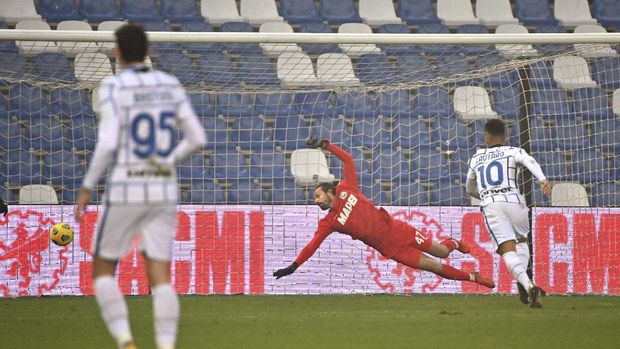 Roberto Gagliardini of Inter, not pictured, scores his team's third goal during the Italian Serie A soccer match between Sassuolo and Inter Milan at Mapei Stadium in Reggio Emilia, Italy, on Saturday, November 28 2020 (Massimo Paolone / LaPresse via AP)