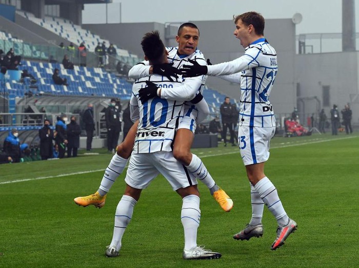 REGGIO NELLEMILIA, ITALY - NOVEMBER 28: Alexis Sanchez of FC Internazionale celebrates after scoring the opening goal during the Serie A match between US Sassuolo and FC Internazionale at Mapei Stadium - Città del Tricolore on November 28, 2020 in Reggio nellEmilia, Italy. (Photo by Alessandro Sabattini/Getty Images)