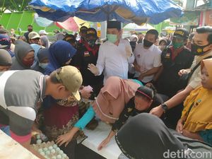 Emak-emak di Pasar Porong Sidoarjo Berebut Foto dengan Cabup Ini