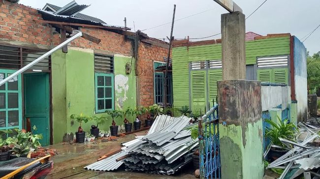 Diterjang Puting Beliung, 7 Rumah di Kota Bengkulu Rusak Diterjang Puting Beliung, 7 Rumah di Kota Bengkulu Rusak